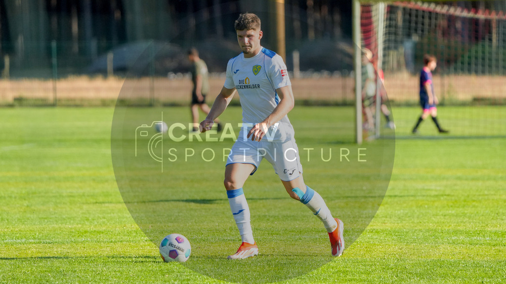 Fußball, Herren, Freundschaftsspiel, Testspiel, SG 1910 Woltersdorf vs. FSV 63 Luckenwalde, Freitag 20.06.2025, Sportplatz Woltersdorf, | Fußball, Herren, Freundschaftsspiel, Testspiel, SG 1910 Woltersdorf vs. FSV 63 Luckenwalde, Freitag 20.06.2025, Sportplatz Woltersdorf, Im Bild: Justin Bulang (Luckenwalde) - Realisiert mit Pictrs.com
