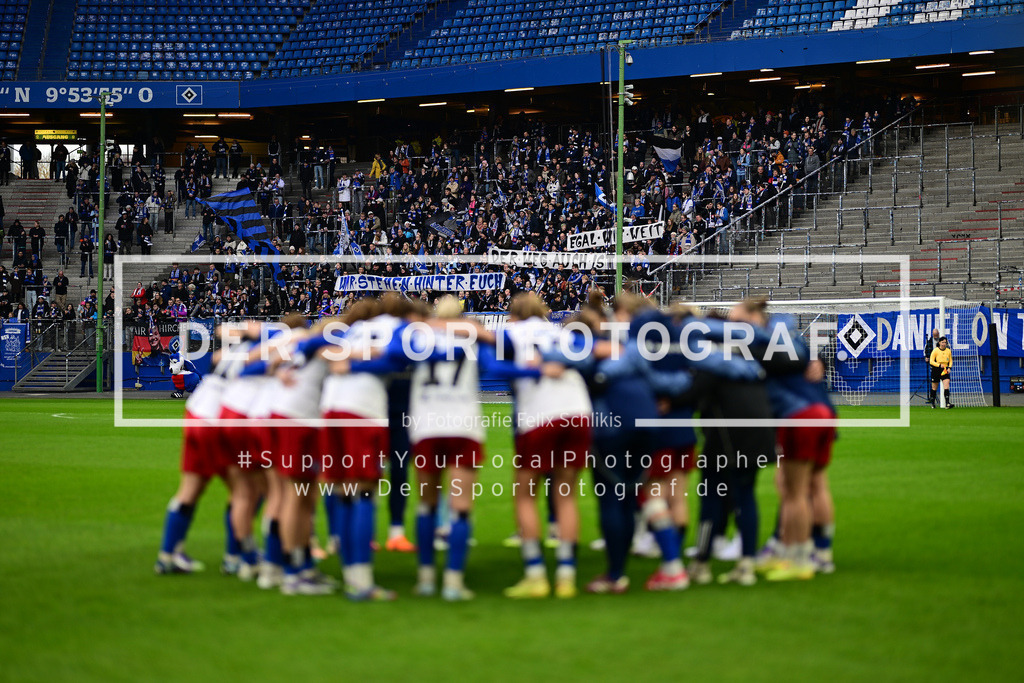 Fußball I Frauen I Saison 2025-2026 I DFB-Pokal I Achtelfinale I Hamburger SV - Bayer 04 Leverkusen I 15015 | Hamburger SV Frauen im Vordergrund, Fans im Hintergerund, Fanblock, Nordkurve, Banner, Schriftzug: Egal wie weit der weg auch ist, wir stehen hinter euch - Realisiert mit Pictrs.com