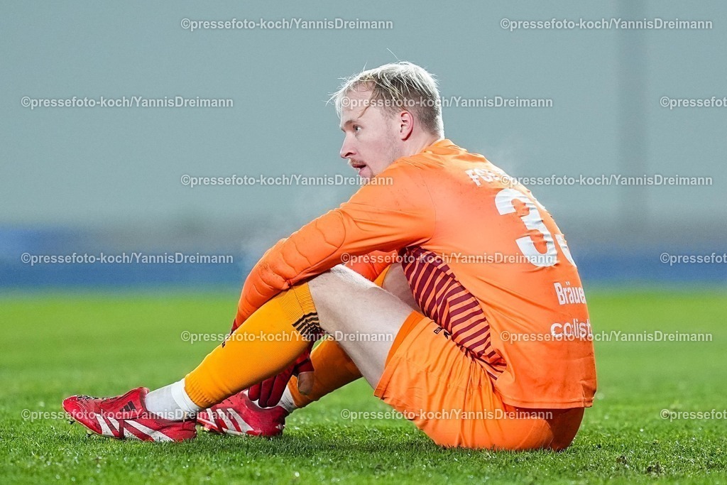 xYDRx06112501034 | 06.11.2025, xydrx, Fußball, Oberliga Westfalen, SG Wattenscheid 09 - FC Eintracht Rheine, Saison 2025 2026, Lohrheidestadion: Matthias Braeuer (FC Eintracht Rheine #33) sitzt enttäusch am Boden nach der 1:0 Niederlage