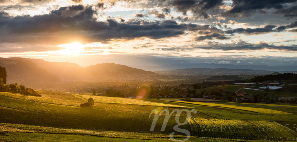 Sonnenuntergangsstimmung über dem Aaretal mit Belpberg | Die ideale Geschenkidee für Naturliebhaber. Naturbilder von Marcel Gross Photography für ihr Zuhause in den verschiedensten Formaten und Materialien. - Realisiert mit Pictrs.com