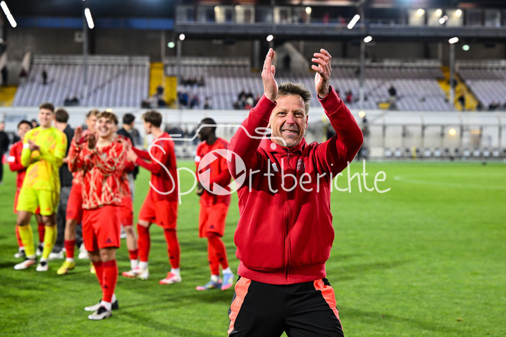 FC Bayern Amateure - Türkgücü München | Die Spieler der Bayern Amateure feiern zusammen mit den Fans nach dem letzten Heimspiel der Saison / Regionalliga Bayern: FC Bayern Muenchen II - Tuerkguecue Muenchen, Gruenwalder Stadion am 09.05.2025 / Holger SEITZ Cheftrainer FC Bayern München II