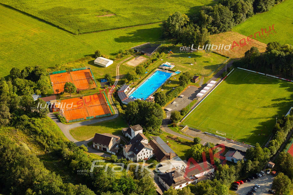 thurnau-keine-drohne-aufnahme-2213-jahr-2024 | Das Luftbild zeigt :  Thurnau - Die Luftaufnahme wurde 2024 vom UL-Flugzeug aus erstellt ( keine Drohne ) - Hochauflösende Luftaufnahme - Für grossformatige Ausdrucke geeignet. Die Geschenkidee !Mit Lizenz und Bildrechte bestellbar