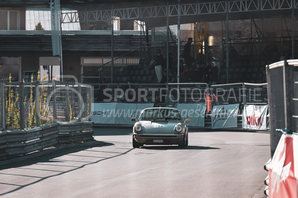 21. Arosa ClassicCar 2025 - 6. =September= 2025 | Christoph Kniestedt aus Kilchberg (SUI) in einem Porsche 911 Carerra 3.0 aus dem Jahre 1976 mit Startnummer 214 am Arosa ClassicCar 2025 in der Kategorie Classic Trophy..@arosaclassiccar, @arosa.official, #arosaclassiccar, #arosa, #76curves, #classiccarBild: Sportfotografie Markus Aeschimann | www.markus-aeschimann.ch - Realisiert mit Pictrs.com