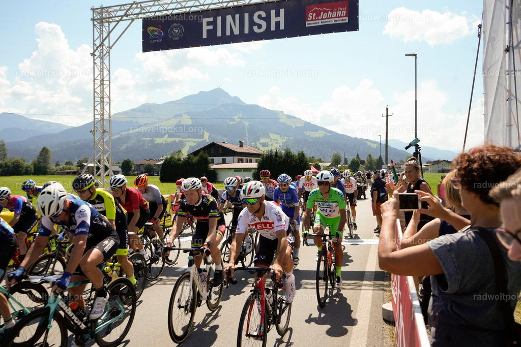 399_20230817_Bewerb_Maenner_Muehlanger | AUT - OESTERREICH, 2023-08-16: SPORT RENNRAD-FAHREN - 55. INTERNATIONALER RADWELTPOKAL IN ST. JOHANN IN TIROL  - Vintage-Radrennen mit WM-Bronze-Medaillen-Siegerin Christina Schweinberger, den Teilnehmer und Alexander Baumann (vom Orginastions-Team) - TAG 2 BEWERB MAENNER IN SECHS GRUPPEN  ; Foto: Roland Muehlanger