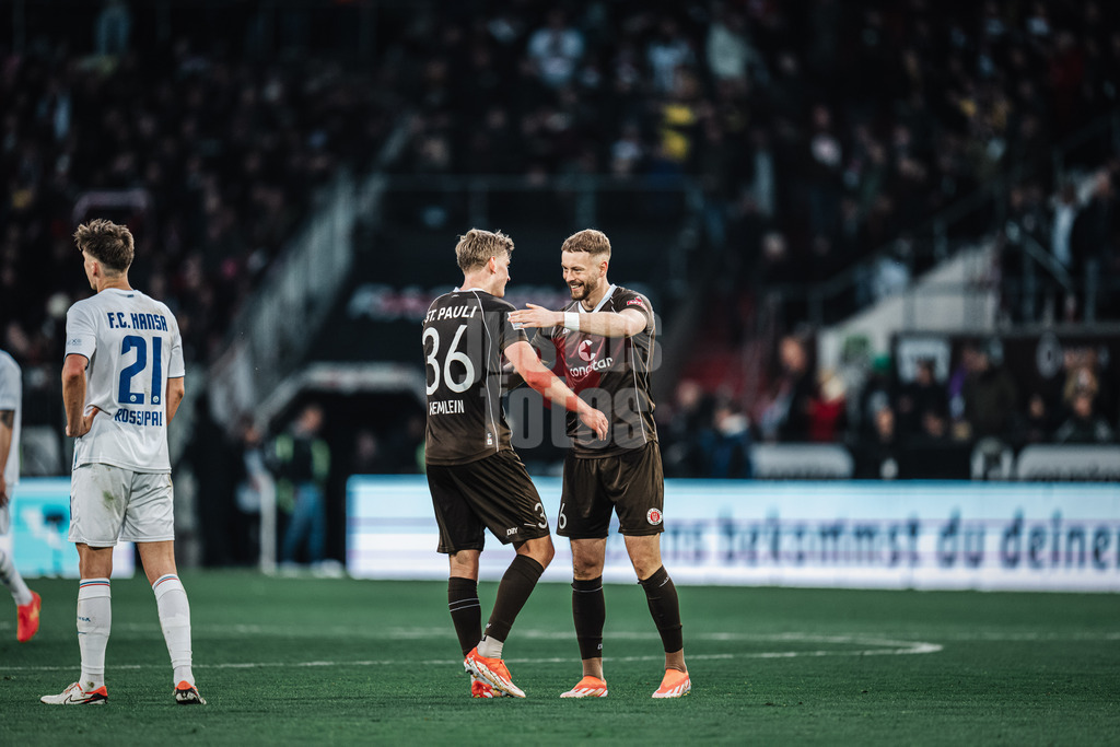 Fußball | Männer | Saison 2023/2024 | 2. Fußball-Bundesliga | 31. Spieltag | FC St. Pauli vs. FC Hansa Rostock | 26.04.2024 | v.l. Aljoscha Kemlein (#36, FC St. Pauli) und Carlo Boukhalfa (#16, FC St. Pauli) freuen sich nach dem Spiel