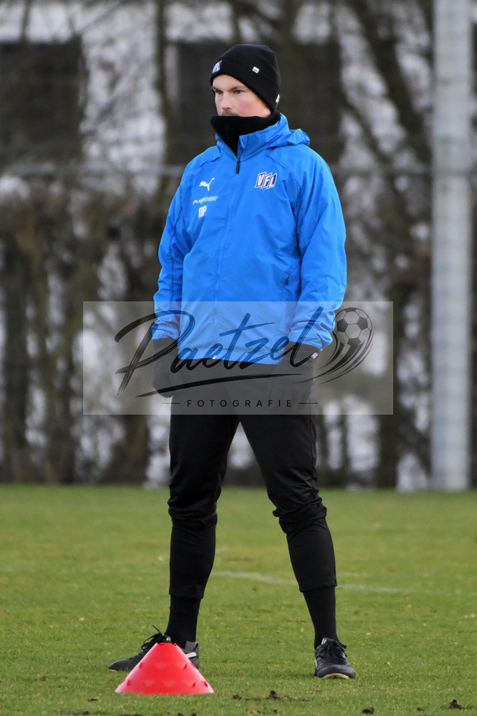 20200121_TRAOSN_0037 | Fußball, Herren: Co-Trainer Merlin Polzin (VfL Osnabrück) schaut beim Training des VfL Osnabrück am 21.01.2020 im Sportpark Illoshöhe in Osnabrück, Deutschland.(Foto von Nico Paetzel) - Realisiert mit Pictrs.com