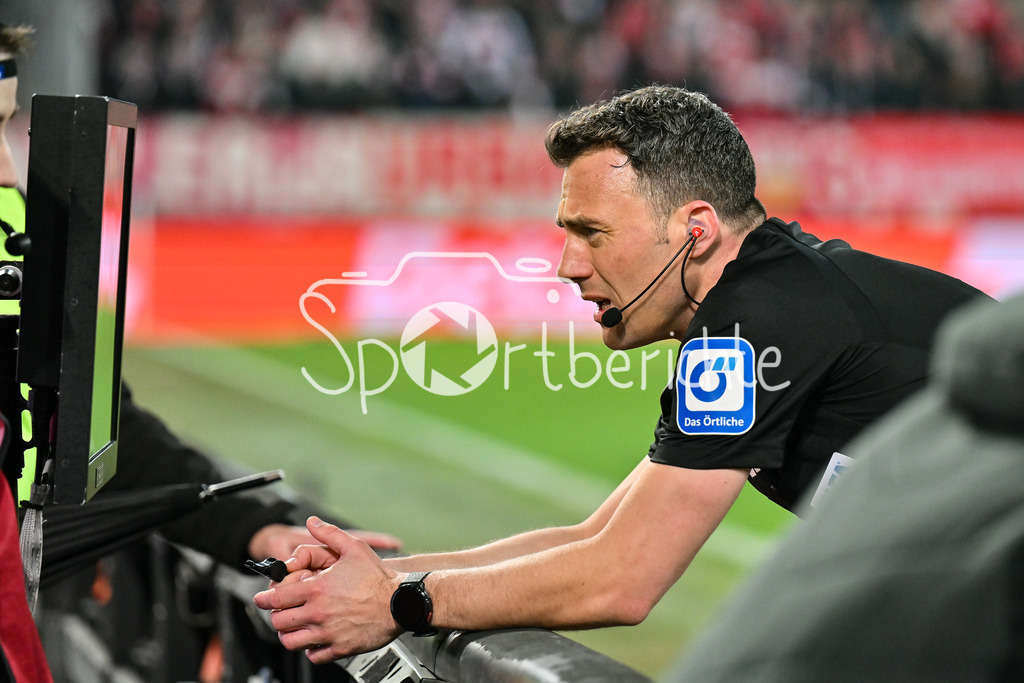 FC Augsburg - VfB Stuttgart | AUGSBURG, GERMANY - 22. MAERZ: im Bild Schiedrichter Felix ZWAYER beim Videobeweis / VAR / Viedoschiedsrichter / Einzelfoto / Freisteller / Symbolbild / Symbolfoto / während dem Bundesligamatch zwischen dem FC Augsburg und dem VfB Stuttgart am 27. Spieltag in der WWK Arena / DFL REGULATIONS PROHIBIT ANY USE OF PHOTOGRAPHS AS IMAGE SEQUENCES AND/OR QUASI-VIDEO
