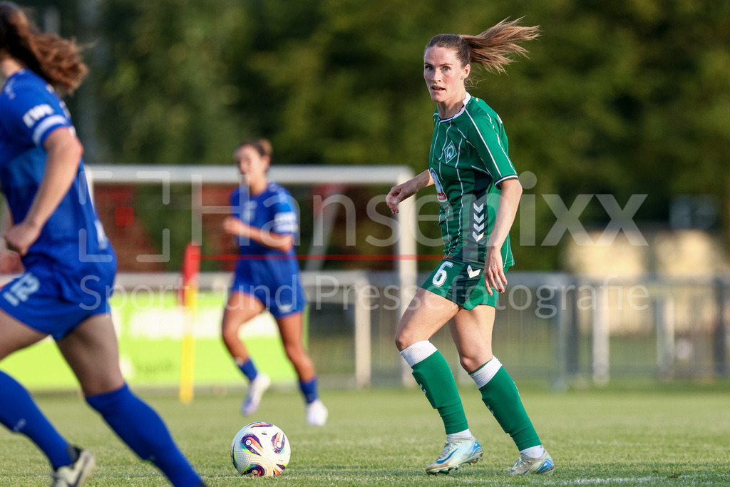 Fussball, Testspiel Frauen, SV Meppen - SV Werder Bremen | Reena Wichmann (SV Werder Bremen, 6) am Ball, Einzelbild, Ganzkörper, Aktion, Action, Spielszene