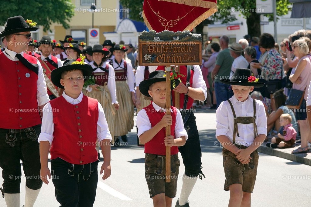 news-2022-Juli17-Musikumzug-Reutte-DSD03052-Graen | Info aus dem Bezirk Reutte/Ausserfern Tirol sowie eine umfangreiche Bilddatenbank über die gesamte Region: Lechtal, Talkessel Reutte, Tannheimertal, Zwischentoren. Lech, Plansee, Zugspitze, Grenztunnel, B179, Fernpassstraße, Verkehr, Lawinen, Tradition, - Realisiert mit Pictrs.com
