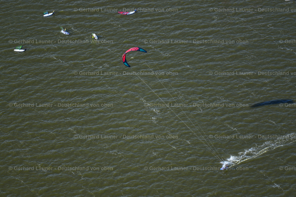 3638308 | BORN AM DARß 25.08.2016 Surfer - Kitesurfer und Segler in Fahrt auf dem Barther Bodden in Born am Darß im Bundesland Mecklenburg-Vorpommern, Deutschland. // Surfer - kitesurfer and sailors in motion on Barther Bodden in Born am Darss in the state Mecklenburg - Western Pomerania, Germany. Foto: Gerhard Launer
