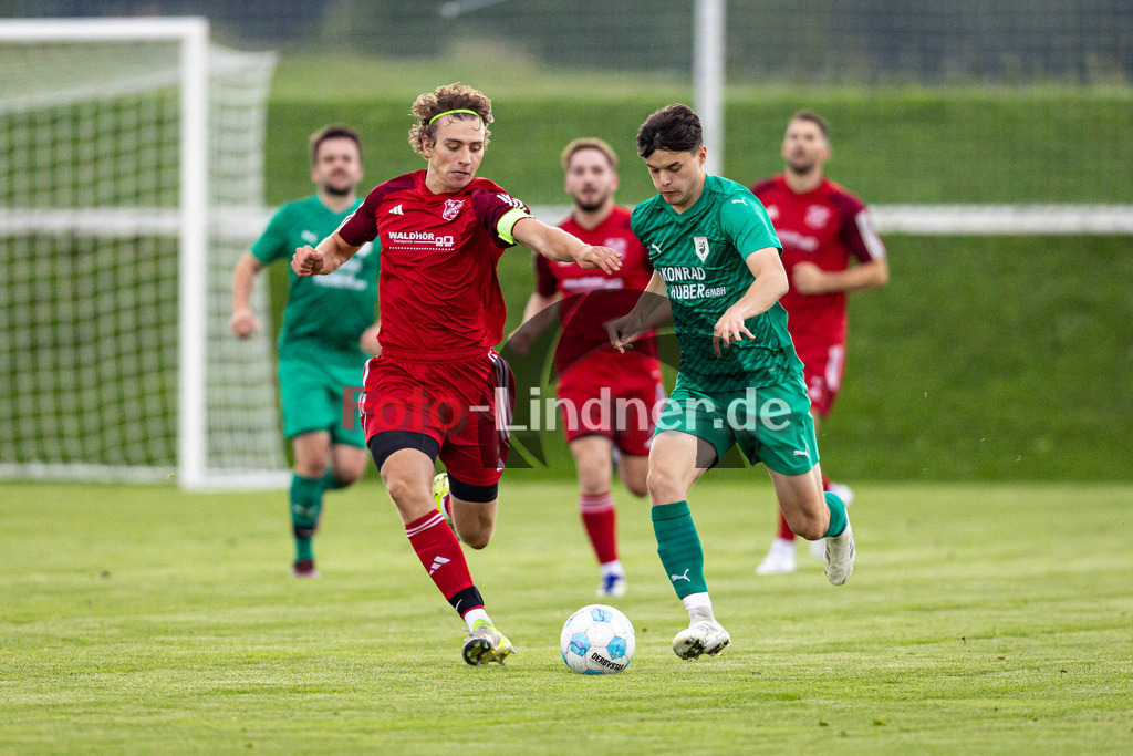 SV Haunshofen gegen SV Fuchstal | Fußball TOTO-Pokal Kreis Zugspitze West Endrunde 2025, SV Haunshofen gegen SV Fuchstal, 20250730,Zweikampf, 2025-07-30 in Haunshofen (Sportplatz Haunshofen), Moritz DEISENBERGER (SV Haunshofen 7), Samuel KEßLER (SV Fuchstal Kapitän 16), Copyright: WolfgangxLindner www.foto-lindner.de