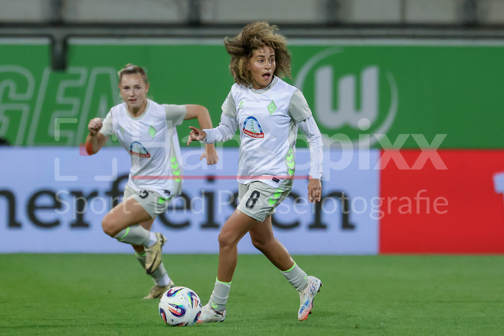Fussball, Google Pixel Frauen-Bundesliga, VfL Wolfsburg - SV Werder Bremen | Amira Arfaoui (SV Werder Bremen, 8) am Ball, Einzelbild, Ganzkörper, Aktion, Action, Spielszene, DIE DFB-RICHTLINIEN UNTERSAGEN JEGLICHE NUTZUNG VON FOTOS ALS SEQUENZBILDER UND/ODER VIDEOÄHNLICHE FOTOSTRECKEN. DFB REGULATIONS PROHIBIT ANY USE OF PHOTOGRAPHS AS IMAGE SEQUENCES AND/OR QUASI-VIDEO.