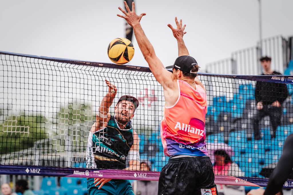 Beachvolleyball | Männer | Allianz German Beach Tour 2025 | Tourstop Hamburg | 29.05.2025 | Manuel Harms links beim Angriff gegen Tristan Fröbel rechts