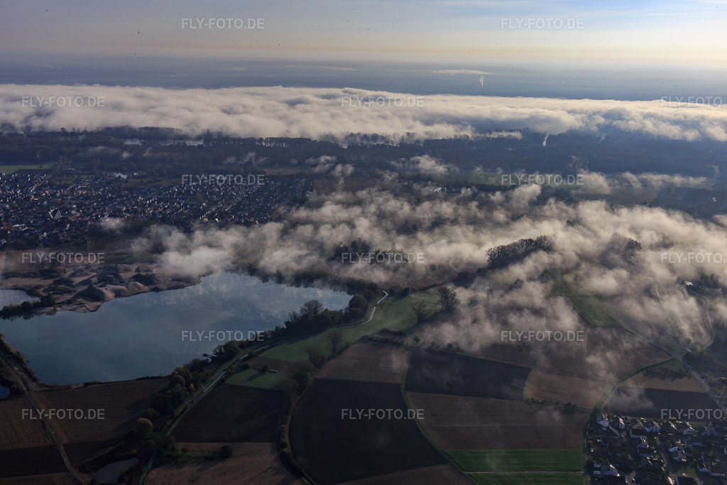 Luftbild: Baggersee zur Kiesgewinnung von Pfadt GmbH Kieswerk-Baustoffe unter Wolken in Leimersheim im Bundesland Rheinland-Pfalz in Deutschland. Foto: IMG_104098.jpg vom 31.10.2017 durch Werner Riehm/FLY-FOTO.dePfadt GmbH | Kieskutscher