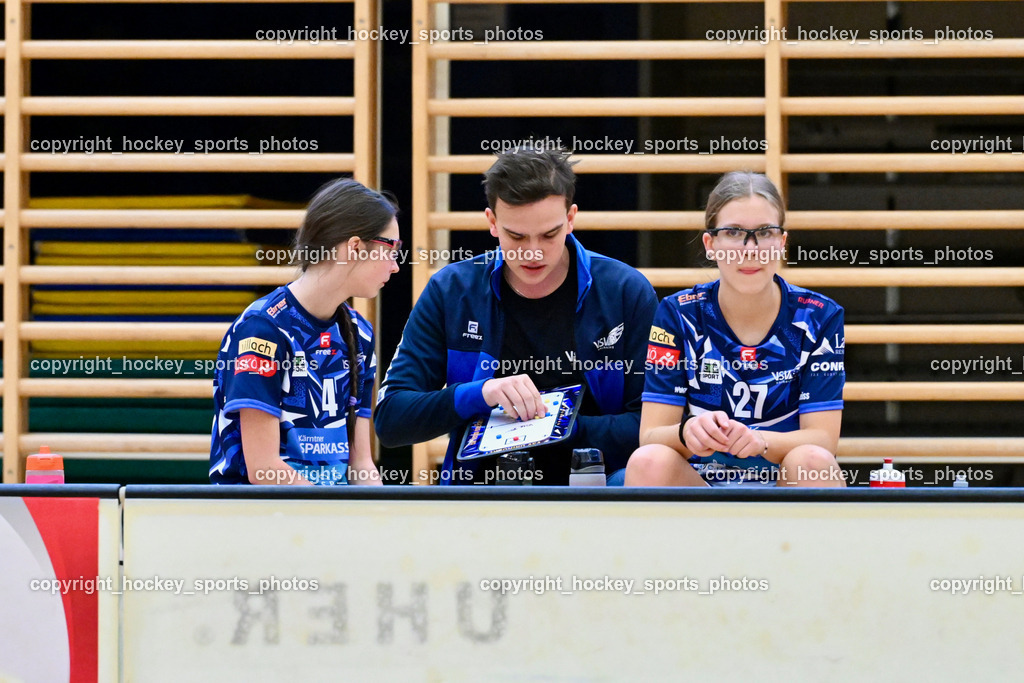 VSV Unihockey Damen vs. FCB München | Headcoach VSV Unihockey Karl Dorfer, #4 Ronja Reschke VSV Unihockey, #27 Paula Bildstein VSV Unihockey, VSV Unihockey Damen vs. FCB München, VSV Unihockey Damen vs. FCB München am 24.01.2026 in Villach (Ballspielhalle St. Martin), Austria, (Photo by Bernd Stefan)
