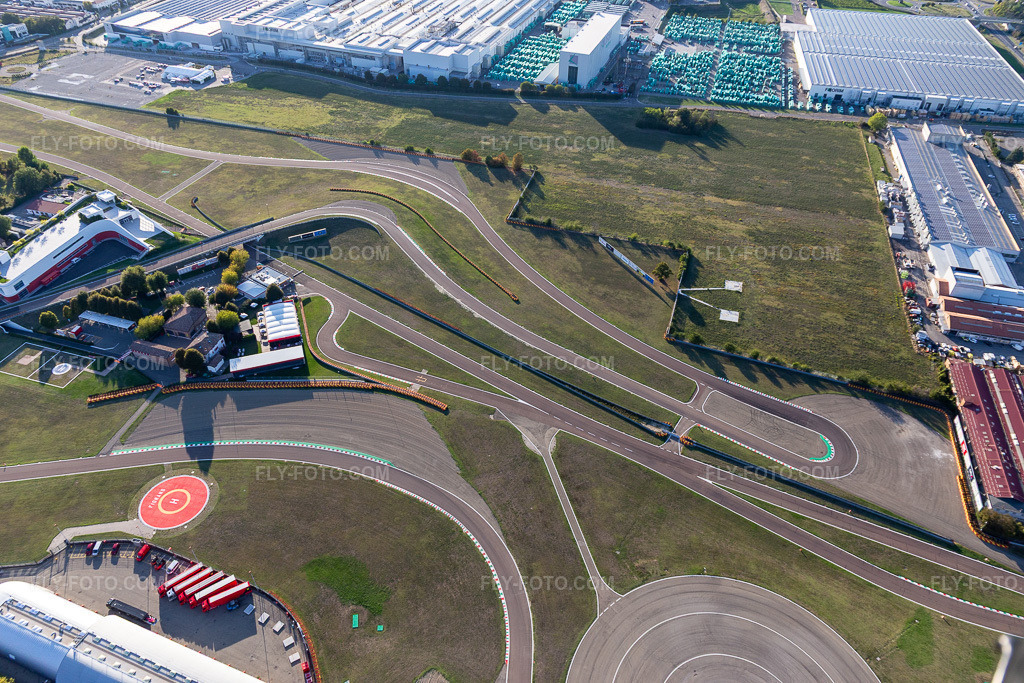 Aerial view: Formula 1 race track of Ferrari, Pista di Fiorano, Circuito di Fiorano in Fiorano Modenese in the state Modena, Italy. – Photo: IMG_134607.jpg taken on 09/19/2022 by Werner Riehm/FLY-FOTO.com – Resolution of the original: 5472 x 3648 px – WWW.FERRARI.COM