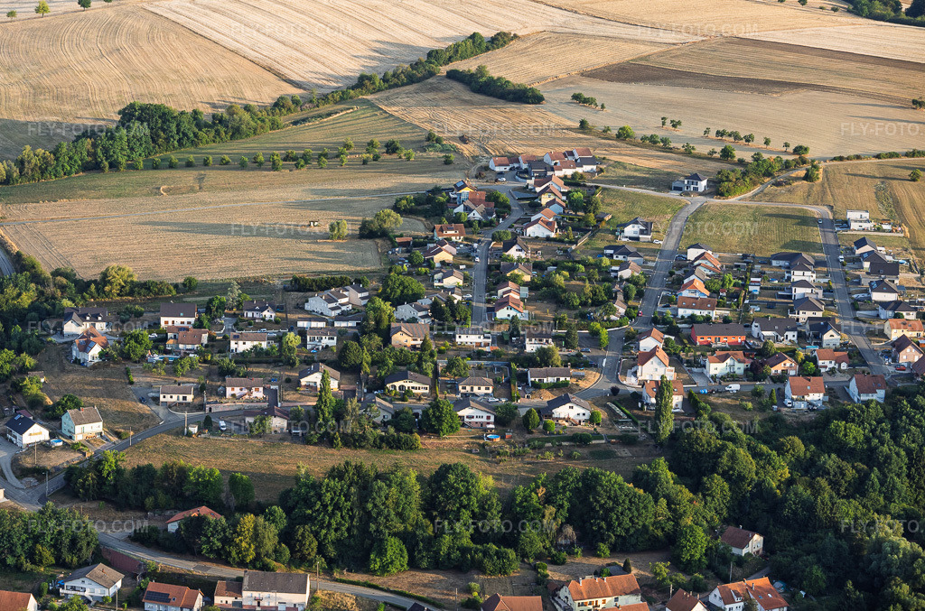 Aerial view: New housing development on Rue Victor-Hugo in Volmunster in the state Moselle, France. – Photo: IMG_158820.jpg taken on 08/15/2026 by Werner Riehm/FLY-FOTO.com – Resolution of the original: 5804 x 3838 px