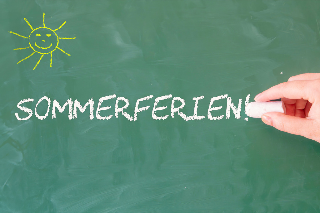 Sommerferien 2026 | Symbolbild Sommerferien: Auf einer Schultafel steht das Wort SOMMERFERIEN - Realisiert mit Pictrs.com