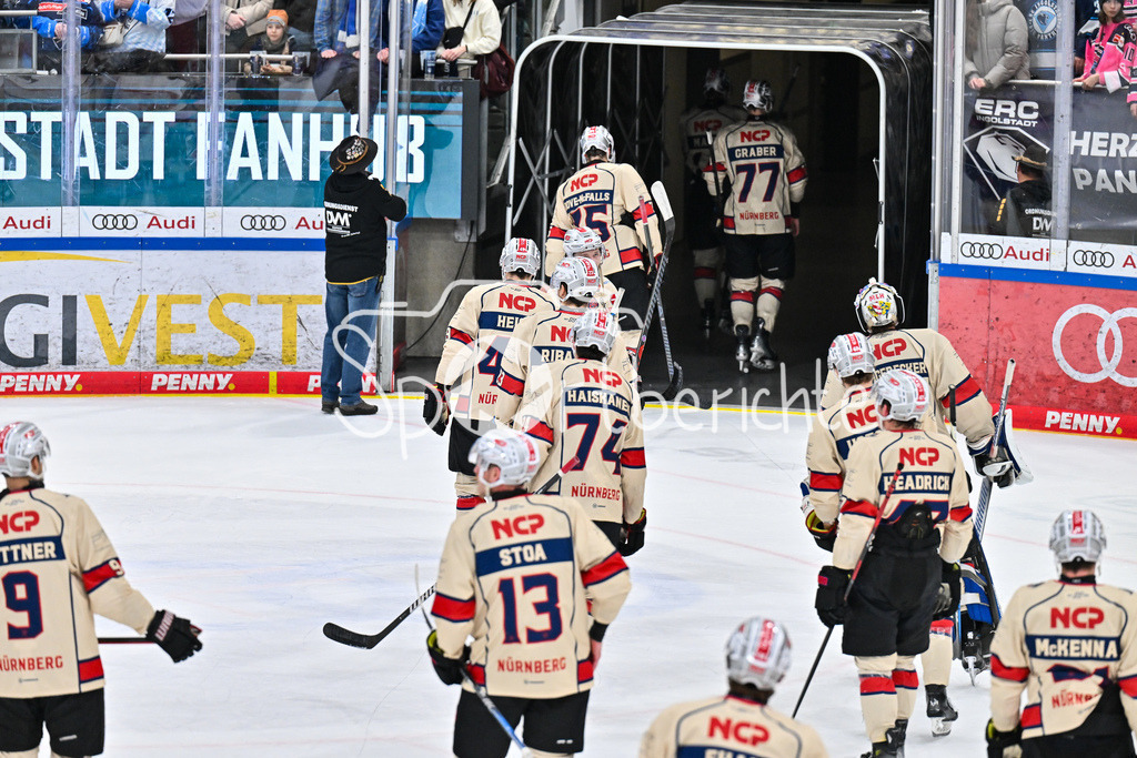 ERC Ingolstadt - Nuernberg Ice Tigers | Niedergeschlagene Ice Tigers verlassen nach den Niederlage in Ingolstadt traurig das Eis / DEL: ERC Ingolstadt - Nuernberg Ice Tigers, Saturn-Arena am 26.03.2025