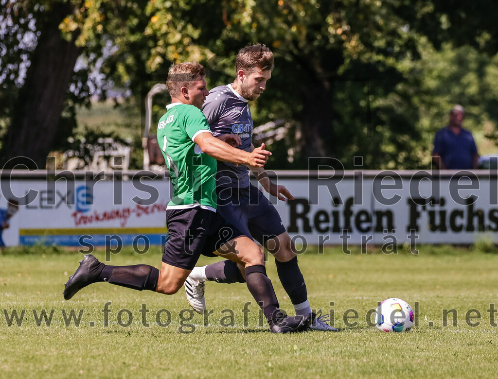 2023-08-20_025_SV_Hohenlinden_gegen_SV_Buch | Hohenlinden, Deutschland, 20.08.2023:
Fußball, A-Klasse 2023 / 2024, 1. Spieltag, SV Hohenlinden gegen SV Bruck, Endergebnis: 5:1

Benedikt Hagenraiher (SV Bruck, #6), Noah Haberl (SV Hohenlinden, #19)

Foto: Christian Riedel / fotografie-riedel.net