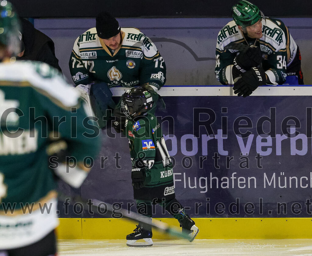 2025-11-30_046_TSV_Erding_gegen_EC_Peiting | Erding, Deutschland, 30.11.2025:Eishockey, Oberliga Süd 2025 / 2026, 22. Spieltag, TSV Erding gegen EC Peiting, Endergebnis: 5:1Torwart David Zabolotny (Erding Gladiators, #72), Bastian Cramer (Erding Gladiators, #34)Foto: Christian Riedel / fotografie-riedel.net