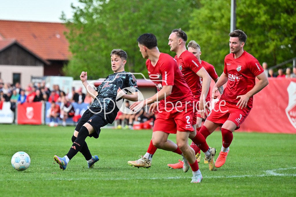 TSV Aubstadt - FC Bayern Amateure | v. l. Tim BINDER (FC Bayern München II #17), Lukas MROZEK (TSV Aubstadt 2), Marco NICKEL (TSV Aubstadt 29), Tim HUETTL (TSV Aubstadt 3) / Zweikampf / Duell / Regionalliga Bayern: TSV Aubstadt - FC Bayern Muenchen II, NGN-Arena am 23.04.2025