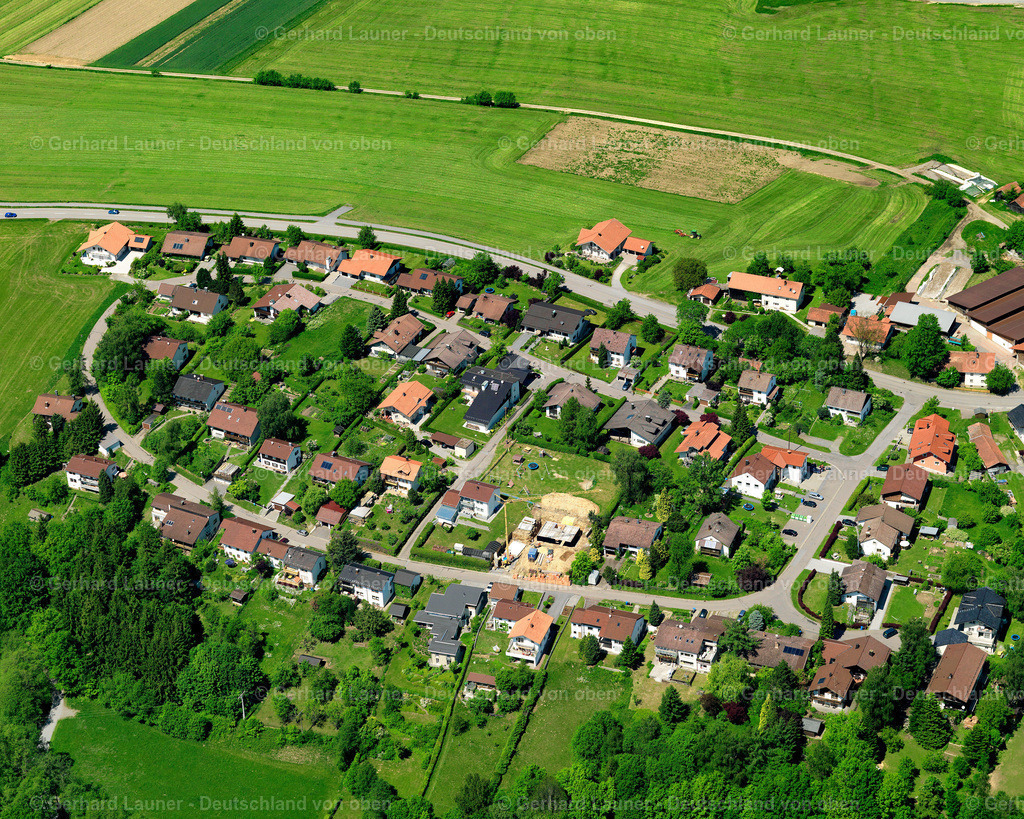 2724161 | ERLAUZWIESEL 19.05.2007 Landwirtschaftliche Nutzflächen und Feldgrenzen  umsäumen das Siedlungsgebiet des Dorfes in Erlauzwiesel im Bundesland Bayern, Deutschland // Agricultural land and field boundaries surround the settlement area of the village  in Erlauzwiesel in the state Bavaria, Germany Foto: Gerhard Launer