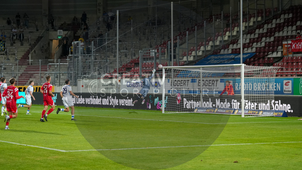 Fußball, Herren, Saison 2025/2026, Regionalliga Nordost, 5. Spieltag, Hallescher FC vs. FSV 63 Luckenwalde, Dienstag 26.08.2025, Leuna-Chemie-Stadion Halle, | Fußball, Herren, Saison 2025/2026, Regionalliga Nordost, 5. Spieltag, Hallescher FC vs. FSV 63 Luckenwalde, Dienstag 26.08.2025, Leuna-Chemie-Stadion Halle, Im Bild: Der Anschlusstreffer des FSV 63 Luckenwalde zum 3:1. - Realisiert mit Pictrs.com