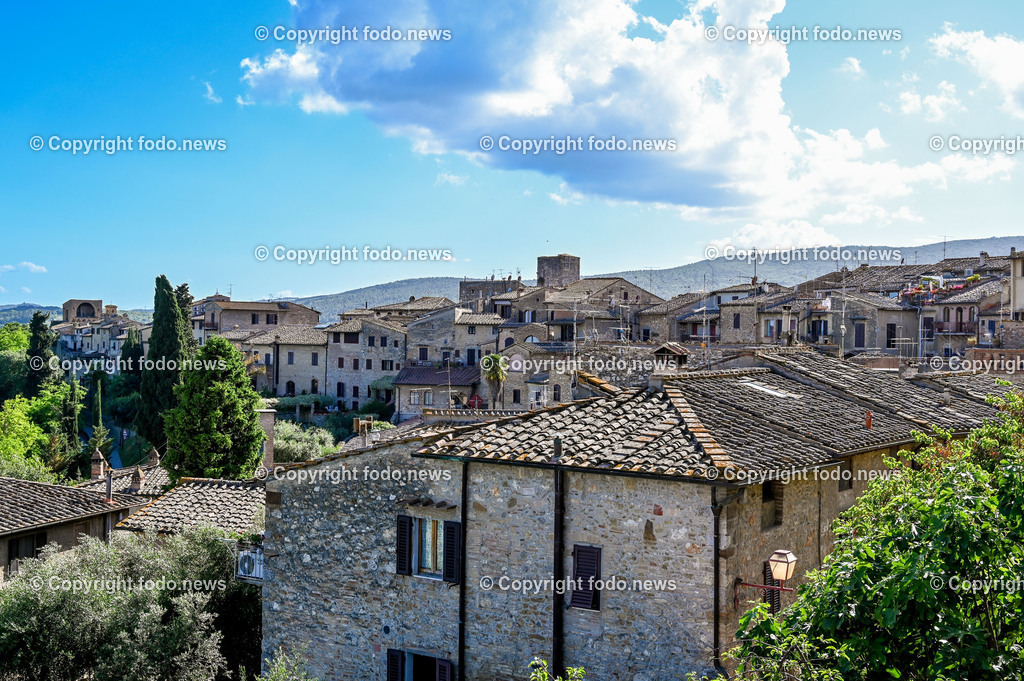 Italien_ Toskana_ San Gimignano_ 31.05.2024-210 | 31.05.2024, Italien, ITA, Toskana, San Gimignano im Bild Stadtansichten Gebäude, Architektur, Touristen, Historisch, Souvenir, Ansichten der berühmten Stadt San Gimignano in der Toskana-Italien - View of the famous town San Gimignano in Tuscany-ItalySan Gimignano ist eine italienische Kleinstadt in der Toskana mit einem mittelalterlichen Stadtkern. San Gimignano wird auch die Stadt der Türme genannt. Die Stadt liegt in der Provinz Siena. Sie gehört neben Florenz, Siena und Pisa zu den von Touristen meist besuchten Zielen in der Toskana.