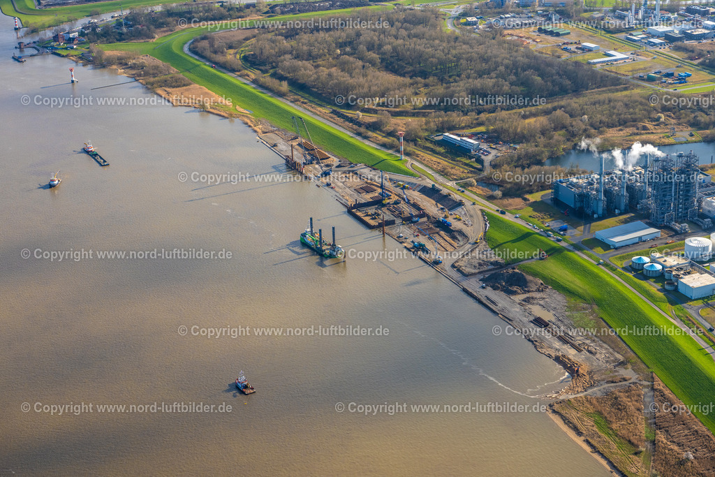Stade_LNG_Terminal_Baustelle_ELS_4424230323 | STADE 23.03.2023 Baustellen zum Ausbau der Wasserbrücke mit Leitungssystemen des LNG Erdgas und Flüssiggas- Terminal und Entladekai und AOS Raffinerie- Werksgelände an der Straße Am Seehafen im Ortsteil Bützfleth in Stade im Bundesland Niedersachsen, Deutschland. Weiterführende Informationen bei: AOS Aluminium Oxid Stade GmbH,  Dow Deutschland Anlagengesellschaft mbH,  Hafenbetriebs GmbH & Co. KG,  Hanseatic Energy Hub GmbH. // Construction site of Water bridge with line systems of the LNG natural gas and liquid gas terminal and unloading quay and AOS Raffinerie- Werksgelaende on street Am Seehafen in the district Buetzfleth in Stade in the state Lower Saxony, Germany. Further information at: AOS Aluminium Oxid Stade GmbH,  Dow Deutschland Anlagengesellschaft mbH,  Hafenbetriebs GmbH & Co. KG,  Hanseatic Energy Hub GmbH. Foto: Martin Elsen