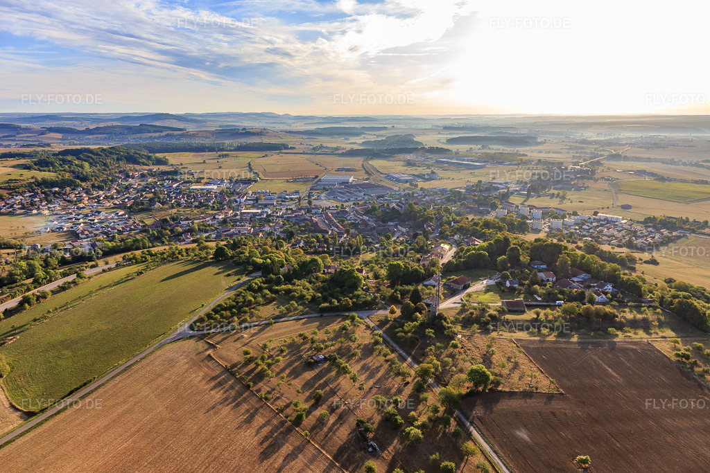 Luftbild: Ortsansicht aus Westen in Châtenois im Bundesland Vosges in Frankreich. – Foto: IMG_118419.jpg vom 16.09.2019 durch Werner Riehm/FLY-FOTO.de – Auflösung des Originals: 5472 x 3648 px