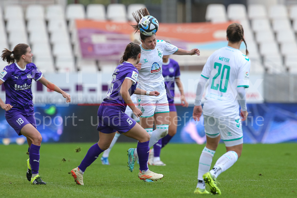 Fussball, Google Pixel Frauen-Bundesliga, SGS Essen - SV Werder Bremen | v.li.: Katharina Piljic (SGS Essen, 6) und Chiara Hahn (SV Werder Bremen, 21) im Kopfballduell, Kopfball, Zweikampf, Action, Aktion, Spielszene, DIE DFB-RICHTLINIEN UNTERSAGEN JEGLICHE NUTZUNG VON FOTOS ALS SEQUENZBILDER UND/ODER VIDEOÄHNLICHE FOTOSTRECKEN. DFB REGULATIONS PROHIBIT ANY USE OF PHOTOGRAPHS AS IMAGE SEQUENCES AND/OR QUASI-VIDEO.