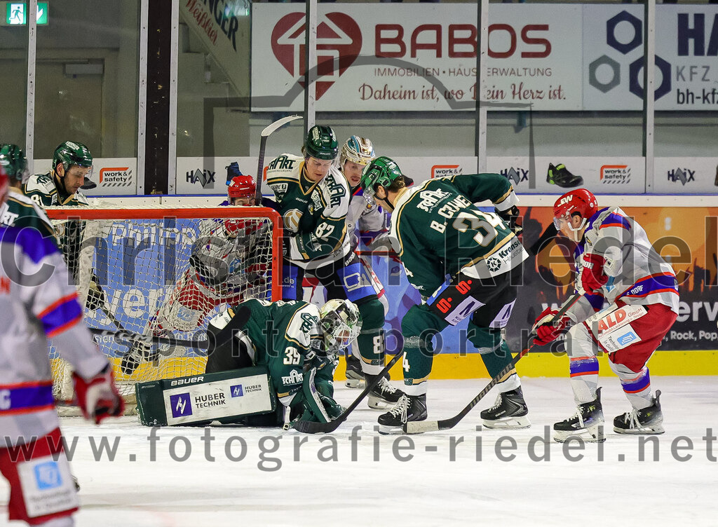 2025-11-30_148_TSV_Erding_gegen_EC_Peiting | Erding, Deutschland, 30.11.2025:Eishockey, Oberliga Süd 2025 / 2026, 22. Spieltag, TSV Erding gegen EC Peiting, Endergebnis: 5:1Torwart Leon Meder (Erding Gladiators, #39), Moritz Köttstorfer (Erding Gladiators, #82), Bastian Cramer (Erding Gladiators, #34), Carson Briere (EC Peiting, #16)Foto: Christian Riedel / fotografie-riedel.net