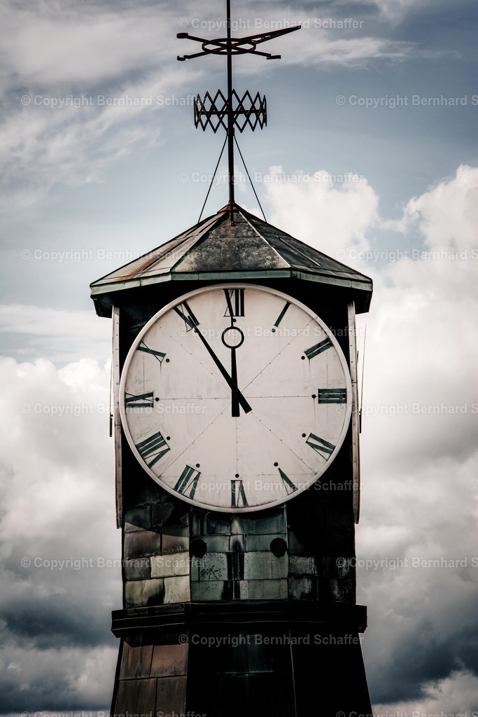 5 vor 12 | Eine alte Turmuhr zeigt die Zeit 5 Minuten vor 12 Uhr in einer dramatischen Stimmung. - Realisiert mit Pictrs.com