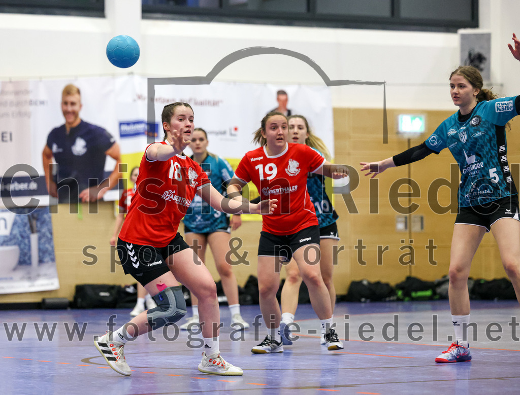2022-11-27_102_SV_Anzing_gegen_HT_Muenchen_II | Anzing, Deutschland, 27.11.2022:
Handball, Bezirksliga 2022 / 2023, 7. Spieltag, SV Anzing gegen HT München II, Endergebnis: 28:32

Virag Varga (SV Anzing, #18), Sarah Reither (SV Anzing, #19), Paulina Ledermann (HT München, #5)

Foto: Christian Riedel / fotografie-riedel.net