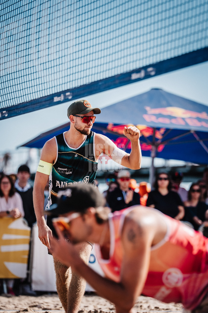Beachvolleyball | Männer | Deutsche Meisterschaften 2025 Timmendorfer Strand | 06.09.2025 | hinten jubelt Benedikt Sagstetter vorne ärgert sich Niklas Held