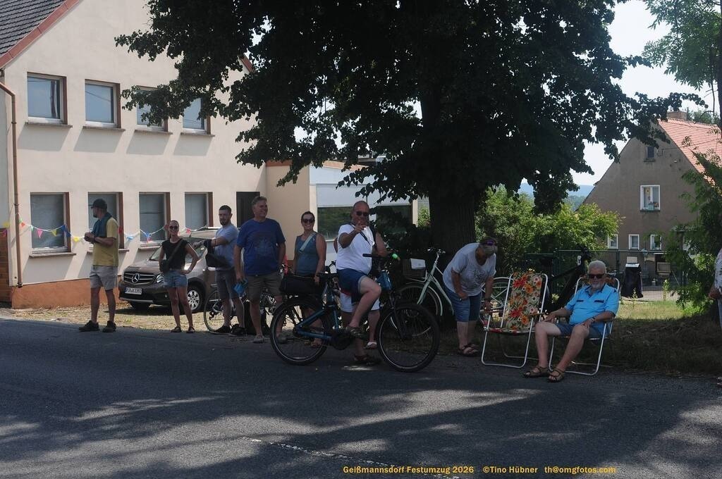 Geißmannsdorf-2026-Festumzug-011 | Festumzug in Geißmannsdorf bei Bischofswerda im Juni 2026. Fotografische Eindrücke und Momentaufnahmen vom Festumzug anläßlich des 800-jährigen Bestehens von Geißmannsdorf - mit Teilnehmern und Gästen, Strohpuppen und geschmückten Vorgärten und Grundstücken - Realisiert mit Pictrs.com