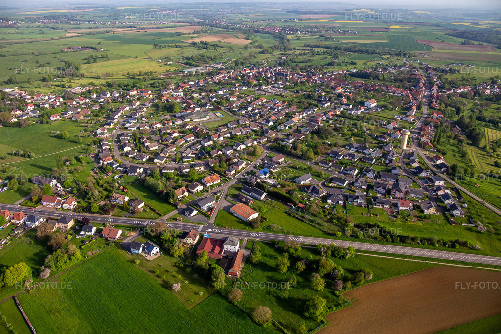 Luftbild: Ortsansicht von Süden in Petit-Réderching im Bundesland Moselle in Frankreich. Foto: IMG_140666.jpg vom 01.05.2024 durch Werner Riehm/FLY-FOTO.de