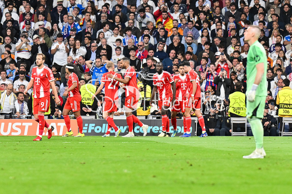 Real Madrid - FC Bayern München | MADRID, SPAIN - 07. APRIL: Bayern celebrates the goal to makes 0-1 by Luis DIAZ (FC Bayern Munich 14) / Tor / Torschuetze / Freude / Happy during the UEFA Champions League match between Real Madrid vs. FC Bayern Munich on Quarterfinal first leg at Estadio Santiago Bernabeu