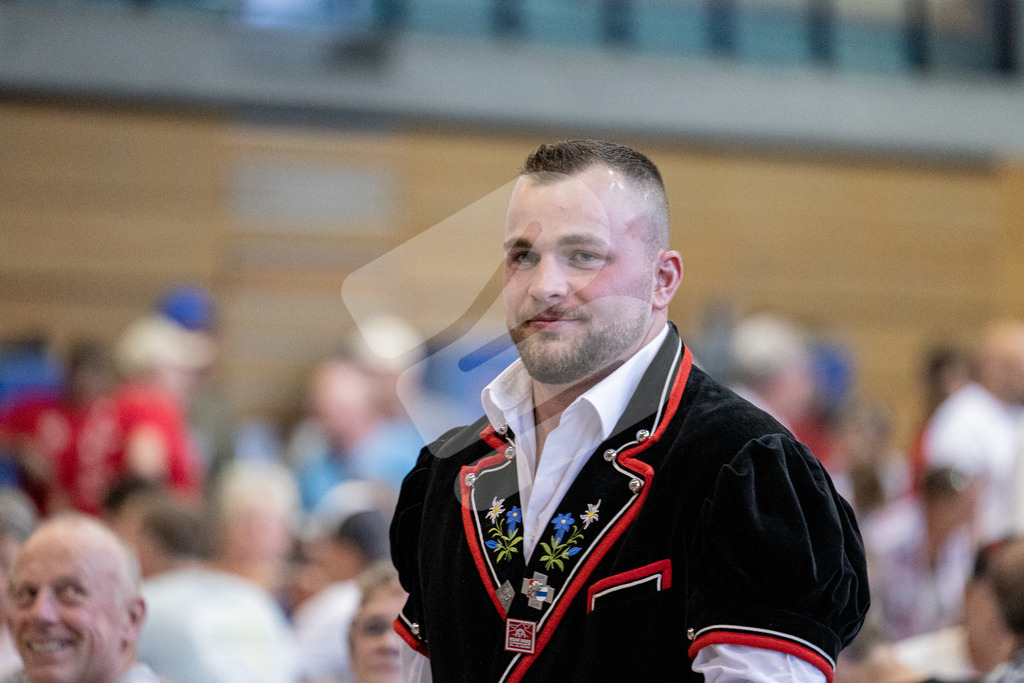 TESSINER2025_Ehrung_2162 | Die Schwinger des Schwyzer Kantonalen Schwingerverbandes: Fotos, die Dynamik und Leidenschaft festhalten, sowie emotionale Momente aus dem traditionellen Schwingsport zeigen. - Realisiert mit Pictrs.com