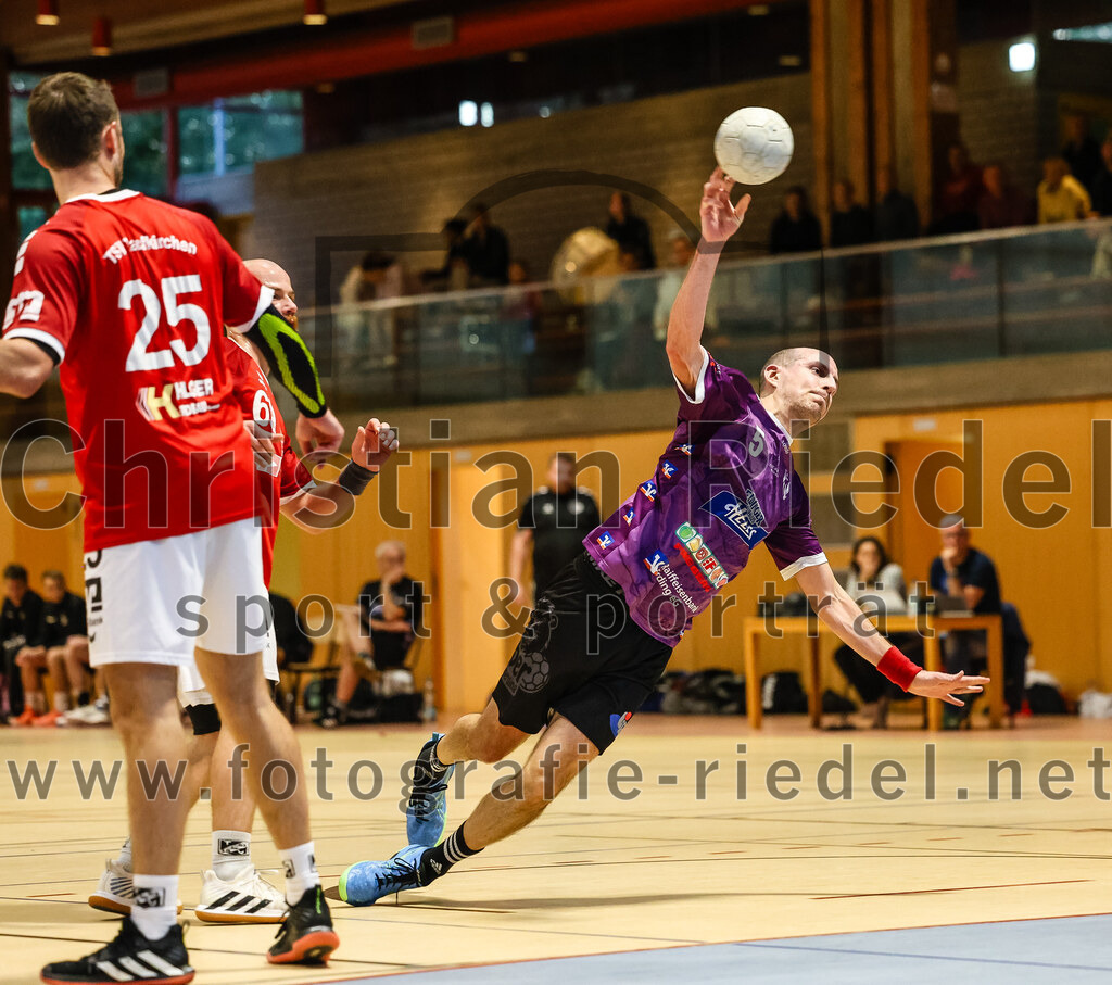 2024-10-20_032_SpVgg_Altenerding_II_gegen_TSV_Taufkirchen-Vils | Erding, Deutschland, 20.10.2024:Handball, Bezirksliga Männer Ost 2024 / 2025, 3. Spieltag, SpVgg Altenerding II gegen TSV Taufkirchen/Vils, Endergebnis: 15:20Christoph Huber (TSV Taufkirchen/Vils, #25), Daniel Sagert (SpVgg Altenerding, #5)Foto: Christian Riedel / fotografie-riedel.net