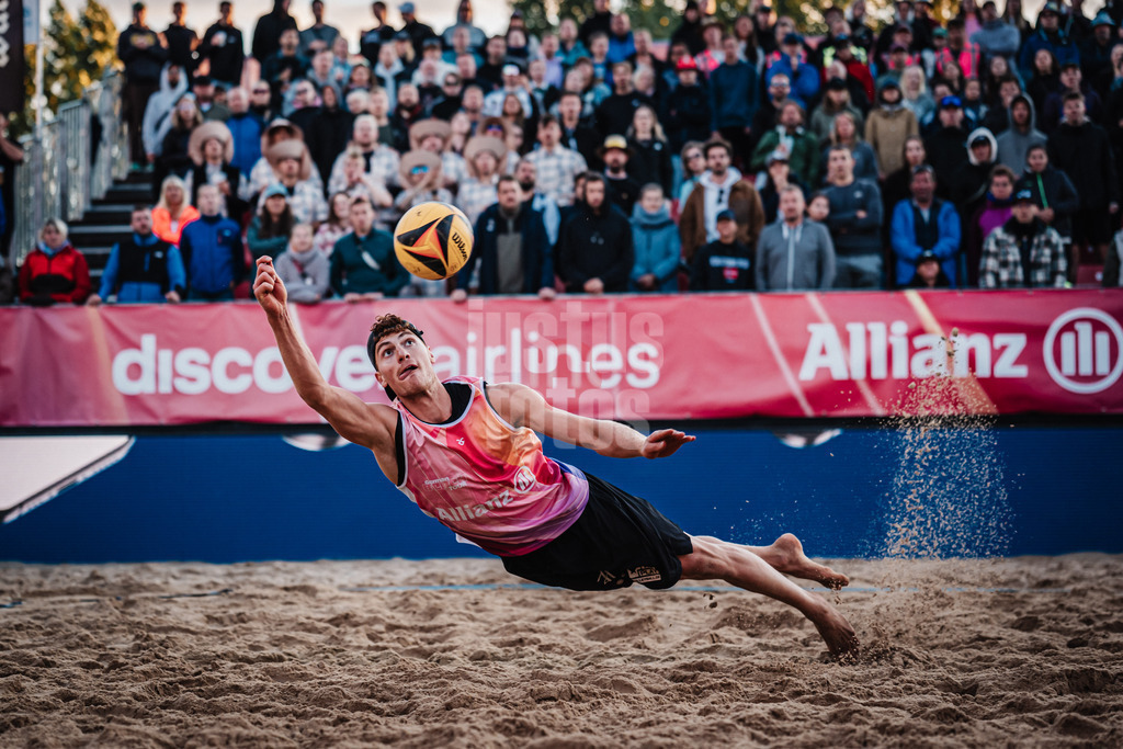 Beachvolleyball | Männer | Allianz German Beach Tour 2025 | Tourstop Berlin | 23.08.2025 | Max Just springt zum Ball