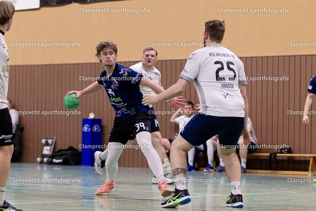 Handball I Herren I Saison 2025-2026 I SHSE Manfred-Frank-Pokal I Viertelfinale I HSG Kalkberg 06 II - HSG Kalkberg 06 056 | v.l. Leon Maximilian Lafrenz (39, HSG Kalkberg 06), Lukas Krosta (25, HSG Kalkberg 06 II) - Realisiert mit Pictrs.com