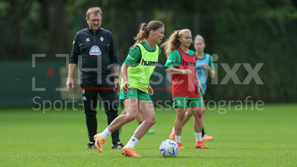 Fussball, Google Pixel Frauen-Bundesliga, Training SV Werder Bremen | v.li.: Juliane Wirtz (SV Werder Bremen, 28) am Ball, Einzelbild, Ganzkörper, Aktion, Action