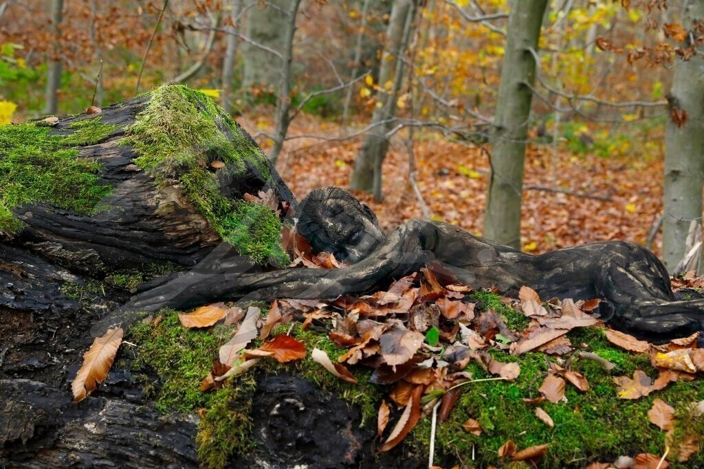 NatureArt-KLÜTLAUB_3238b1 | Den Käfer sieht man kaum | #005 | Modell: Tatjana Heinz | Foto: Tschiponnique Skupin - Realisiert mit Pictrs.com