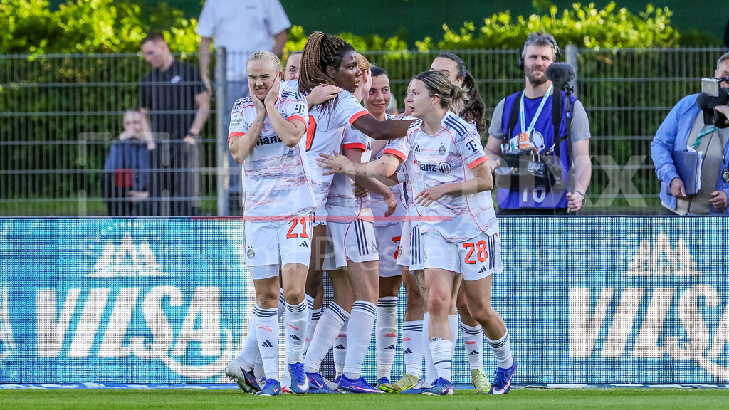 Fussball, Google Pixel Frauen-Bundesliga, SV Werder Bremen - FC Bayern München | Spielerinnen vom FC Bayern München mit Torjubel, Jubel, jubeln, jubelt, optimistisch, Spielszene, Highlight, Freude über das Tor zum 0:1, DIE DFB-RICHTLINIEN UNTERSAGEN JEGLICHE NUTZUNG VON FOTOS ALS SEQUENZBILDER UND/ODER VIDEOÄHNLICHE FOTOSTRECKEN. DFB REGULATIONS PROHIBIT ANY USE OF PHOTOGRAPHS AS IMAGE SEQUENCES AND/OR QUASI-VIDEO.