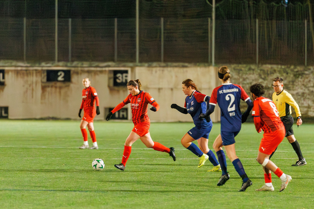 FCHFCE_251121_2700 | 1.FC Heidenheim 1846 II vs. FC Ellwangen II, Fußball, Frauen, Bezirksliga, 2025/2026, 10. Spieltag, 22.11.2025 in Heidenheim, Kunstrasen b. Voith-Arena West, Flutlichtspiel(Foto: Michael Bulling) - Realisiert mit Pictrs.com