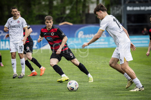 Viktoria Koeln vs. SV Wehen Wiesbaden, 11.04.2026 | KOELN, GERMANY - APRIL 11, 2026:  David Otto (Viktoria Köln, 10), Ben Nink (SV Wehen Wiesbaden, 17) during the 3rd division match between Viktoria Koeln vs. SV Wehen Wiesbaden at the Sportpark Hoehenberg on matchday 7 on April 11, 2026 in Koeln, Germany. DFL REGULATIONS PROHIBIT ANY USE OF PHOTOGRAPHS AS IMAGE SEQUENCES AND/OR QUASI-VIDEO.