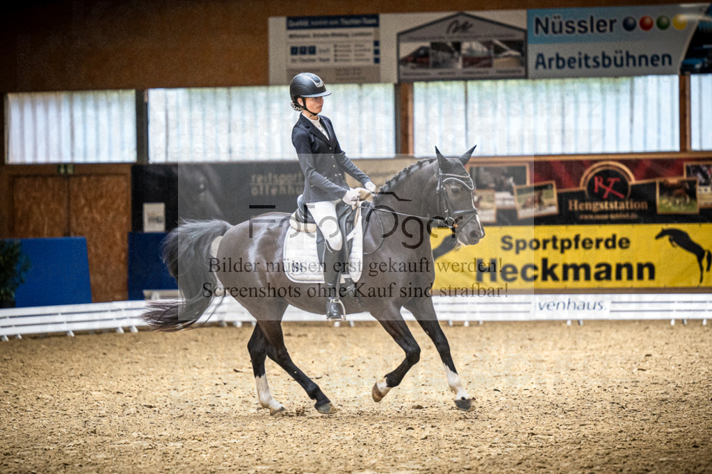 DOS_1942 | Entdecke hochwertige Reitturnierfotos von Foto Oger. Professionell, emotional und authentisch – jetzt Lieblingsmomente im Shop bestellen.Deutschlandweite Turnierfotografie. - Realisiert mit Pictrs.com