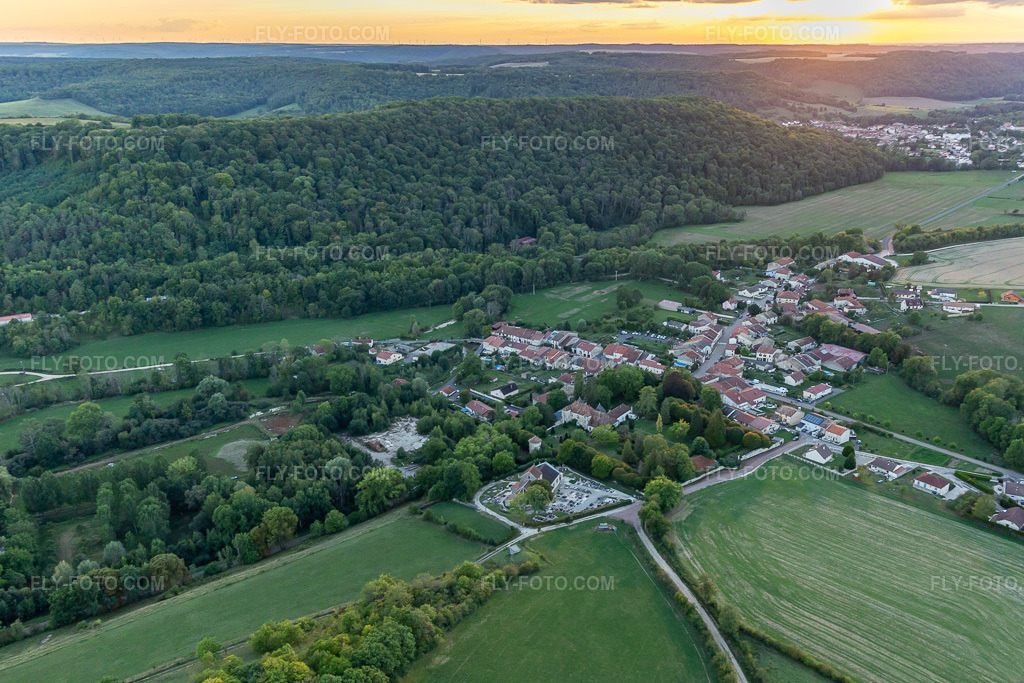 Aerial view: Chateau Noncourt in Noncourt-sur-le-Rongeant in the state Haute Marne, France. – Photo: IMG_134347.jpg taken on 09/03/2022 by Werner Riehm/FLY-FOTO.com – Resolution of the original: 4535 x 3023 px